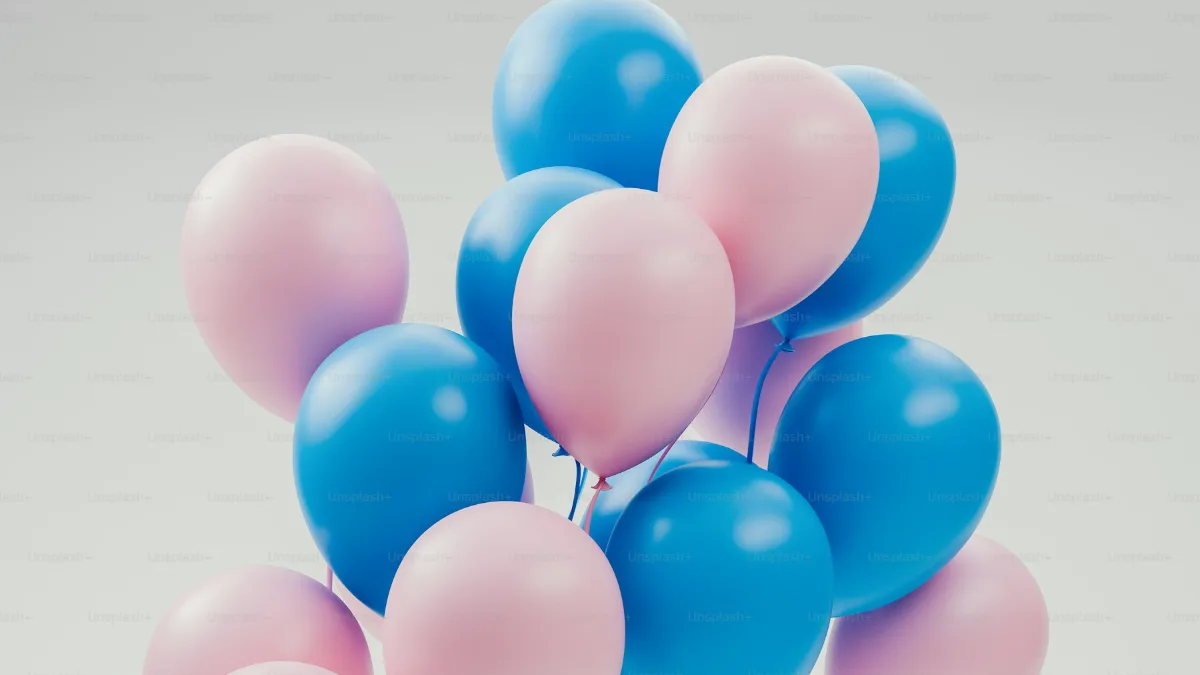 Un bouquet de ballons roses et bleus mêlés